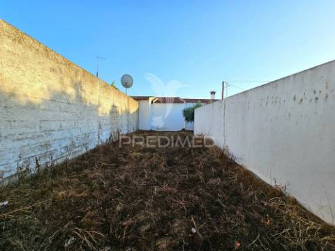 Terreno urbano com garagem. excelente oportunidade de investimento.
