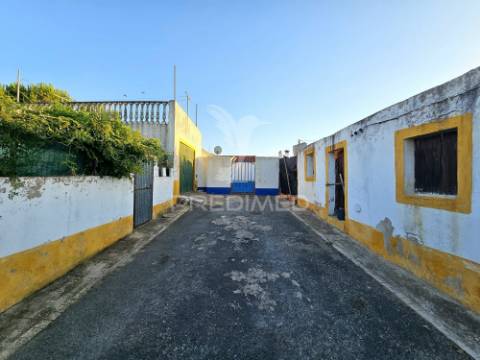 Terreno urbano com garagem. excelente oportunidade de investimento.