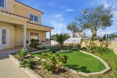 Moradia t5 como nova com piscina, jardim e garagem de 170 m² — lourinhã