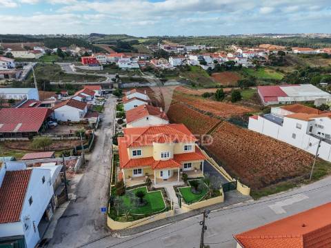 Moradia t5 como nova com piscina, jardim e garagem de 170 m² — lourinhã