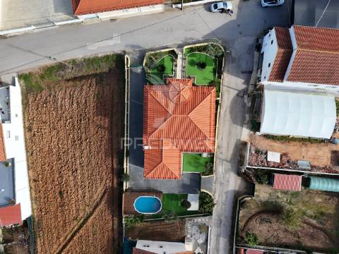 Moradia t5 como nova com piscina, jardim e garagem de 170 m² — lourinhã