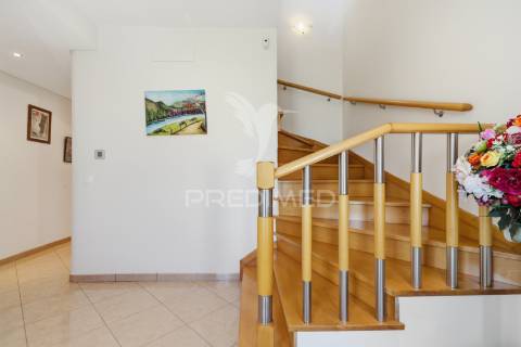 Moradia t5 como nova com piscina, jardim e garagem de 170 m² — lourinhã