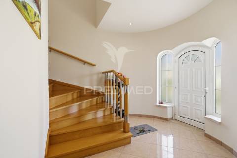 Moradia t5 como nova com piscina, jardim e garagem de 170 m² — lourinhã