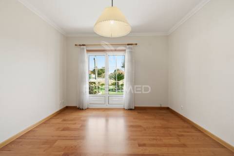 Moradia t5 como nova com piscina, jardim e garagem de 170 m² — lourinhã