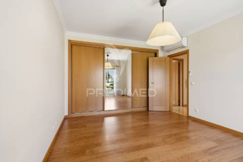 Moradia t5 como nova com piscina, jardim e garagem de 170 m² — lourinhã