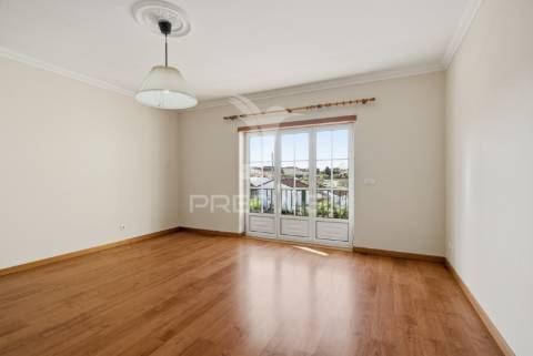 Moradia t5 como nova com piscina, jardim e garagem de 170 m² — lourinhã