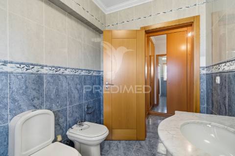 Moradia t5 como nova com piscina, jardim e garagem de 170 m² — lourinhã