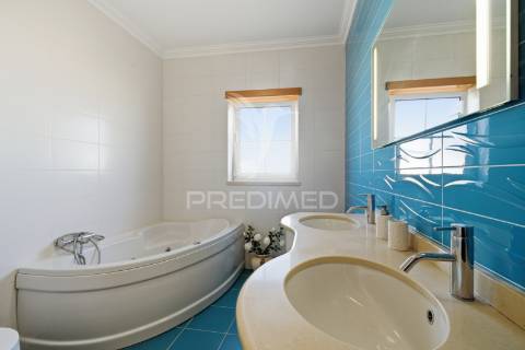 Moradia t5 como nova com piscina, jardim e garagem de 170 m² — lourinhã