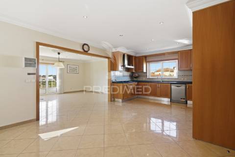 Moradia t5 como nova com piscina, jardim e garagem de 170 m² — lourinhã