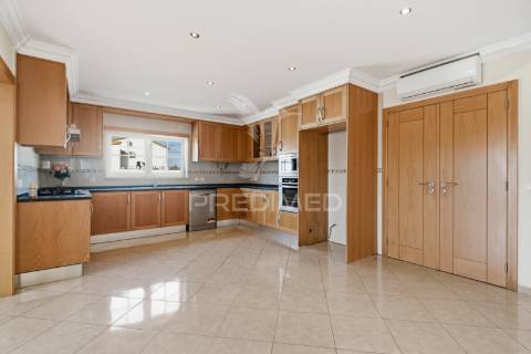 Moradia t5 como nova com piscina, jardim e garagem de 170 m² — lourinhã
