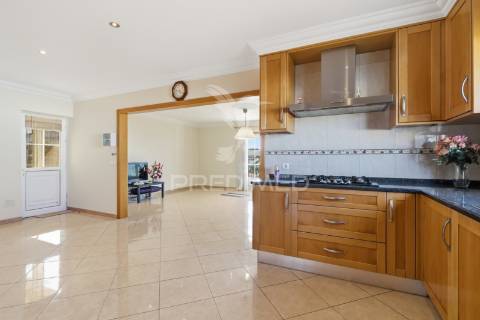 Moradia t5 como nova com piscina, jardim e garagem de 170 m² — lourinhã