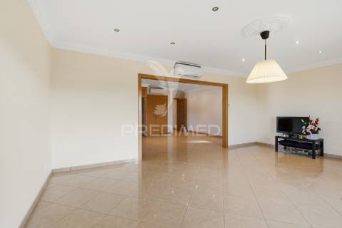 Moradia t5 como nova com piscina, jardim e garagem de 170 m² — lourinhã