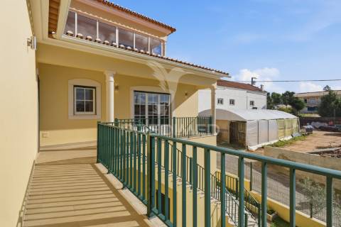 Moradia t5 como nova com piscina, jardim e garagem de 170 m² — lourinhã