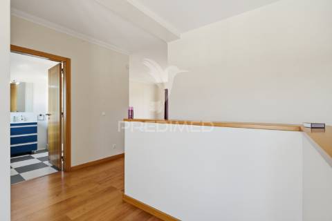 Moradia t5 como nova com piscina, jardim e garagem de 170 m² — lourinhã