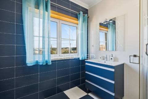 Moradia t5 como nova com piscina, jardim e garagem de 170 m² — lourinhã