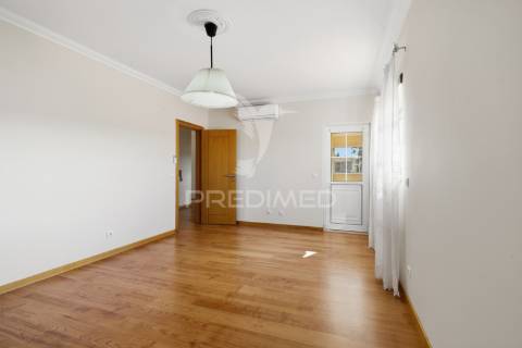 Moradia t5 como nova com piscina, jardim e garagem de 170 m² — lourinhã