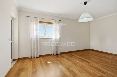 Moradia t5 como nova com piscina, jardim e garagem de 170 m² — lourinhã
