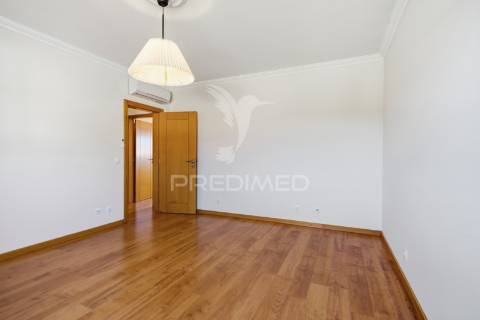 Moradia t5 como nova com piscina, jardim e garagem de 170 m² — lourinhã