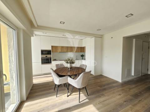 Apartamento t3 remodelado, com ótima varanda, em benfica