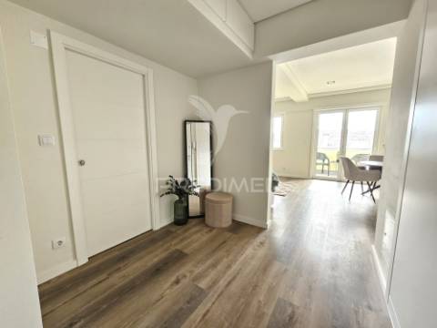 Apartamento t3 remodelado, com ótima varanda, em benfica