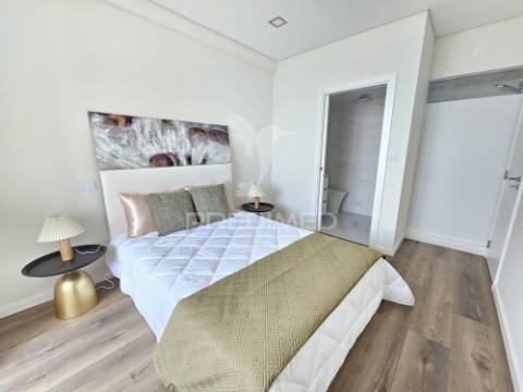 Apartamento t3 remodelado, com ótima varanda, em benfica