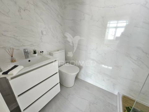 Apartamento t3 remodelado, com ótima varanda, em benfica