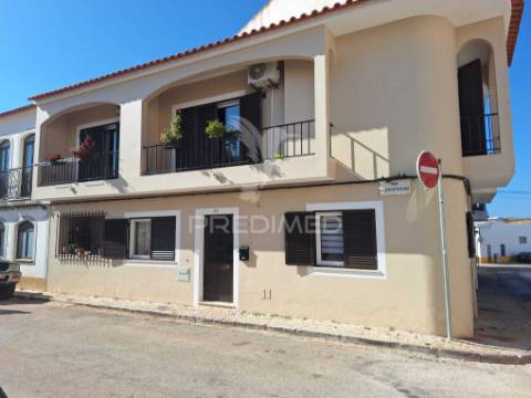 Moradia t3 + 1 renovada no centro da emblemática cidade de silves