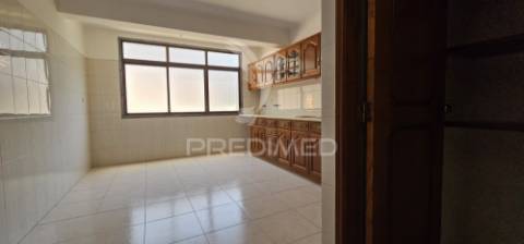 Apartamento t2 em alenquer com varanda e arrecadação