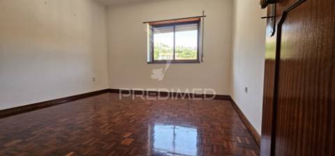 Apartamento t2 em alenquer com varanda e arrecadação