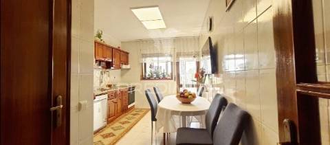 Apartamento t2+1 com 2 garagens box, em águas santas, maia