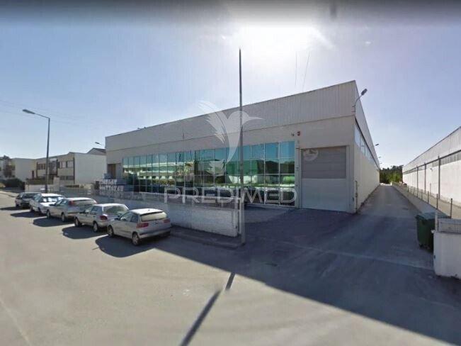 Armazém na zona industrial de oiã