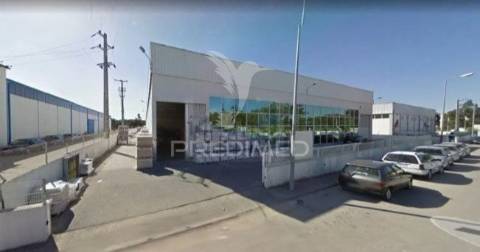 Armazém na zona industrial de oiã