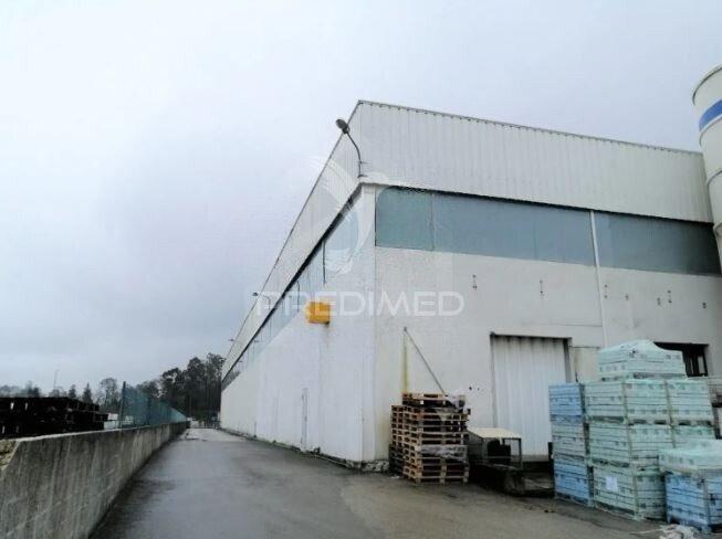 Armazém na zona industrial de oiã