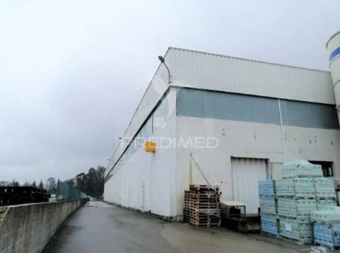 Armazém na zona industrial de oiã