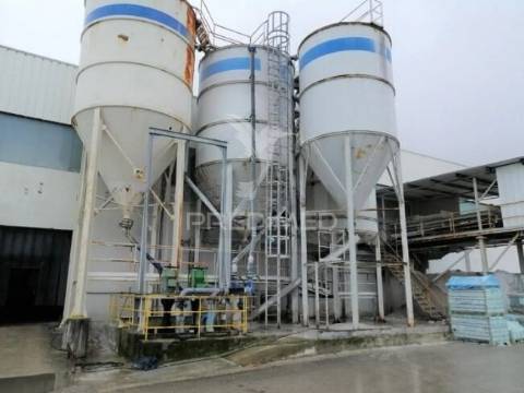 Armazém na zona industrial de oiã