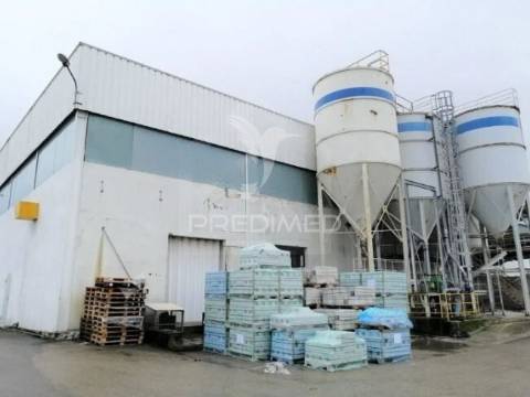 Armazém na zona industrial de oiã
