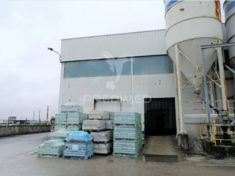 Armazém na zona industrial de oiã