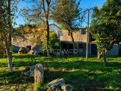 Moradia em pedra p/ restauro em valdreu, vila verde