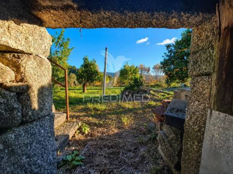 Moradia em pedra p/ restauro em valdreu, vila verde