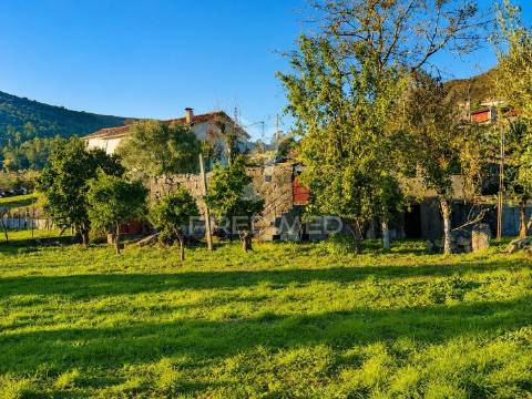 Moradia em pedra p/ restauro em valdreu, vila verde