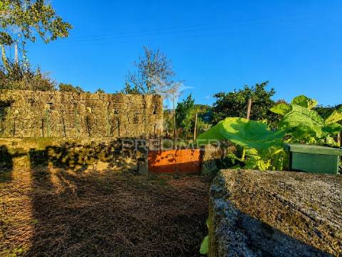 Moradia em pedra p/ restauro em valdreu, vila verde