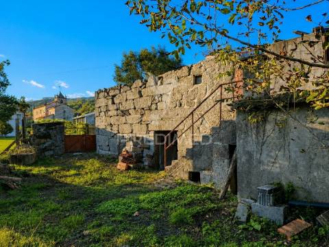 Moradia em pedra p/ restauro em valdreu, vila verde