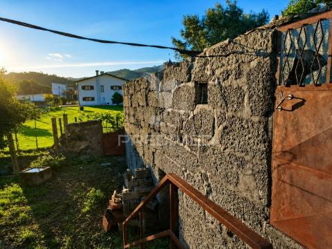 Moradia em pedra p/ restauro em valdreu, vila verde