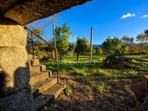 Moradia em pedra p/ restauro em valdreu, vila verde