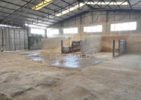 Instalação industrial de grande dimensão na zona industrial de torres novas - 12.056 m²