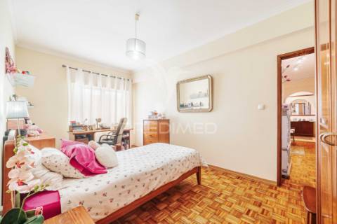 Apartamento t3 em massamá – luminosidade, conforto e localização privilegiada