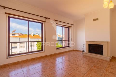 Apartamento t3 duplex para arrendamento na charneca da caparica