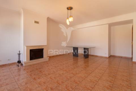 Apartamento t3 duplex para arrendamento na charneca da caparica