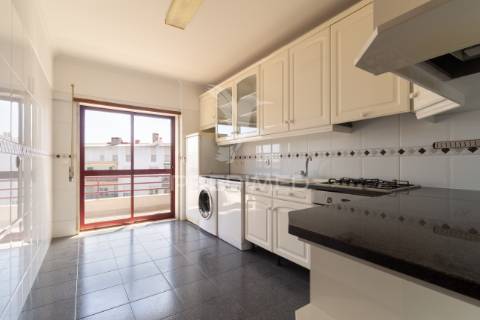 Apartamento t3 duplex para arrendamento na charneca da caparica