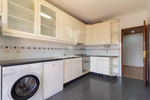 Apartamento t3 duplex para arrendamento na charneca da caparica